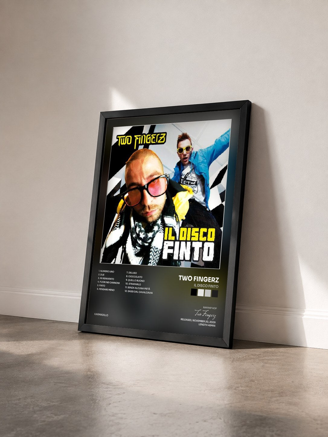 #noir Tableau de l'album Il disco finto de Two Fingerz vu de trois quarts, cadre noir