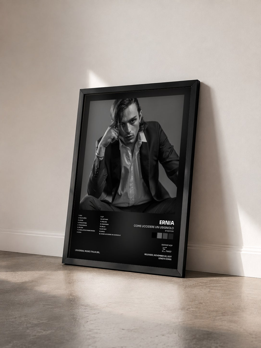 #noir Tableau de l'album Come Uccidere Un Usignolo (67 Edition) de Ernia vu de trois quarts, cadre noir