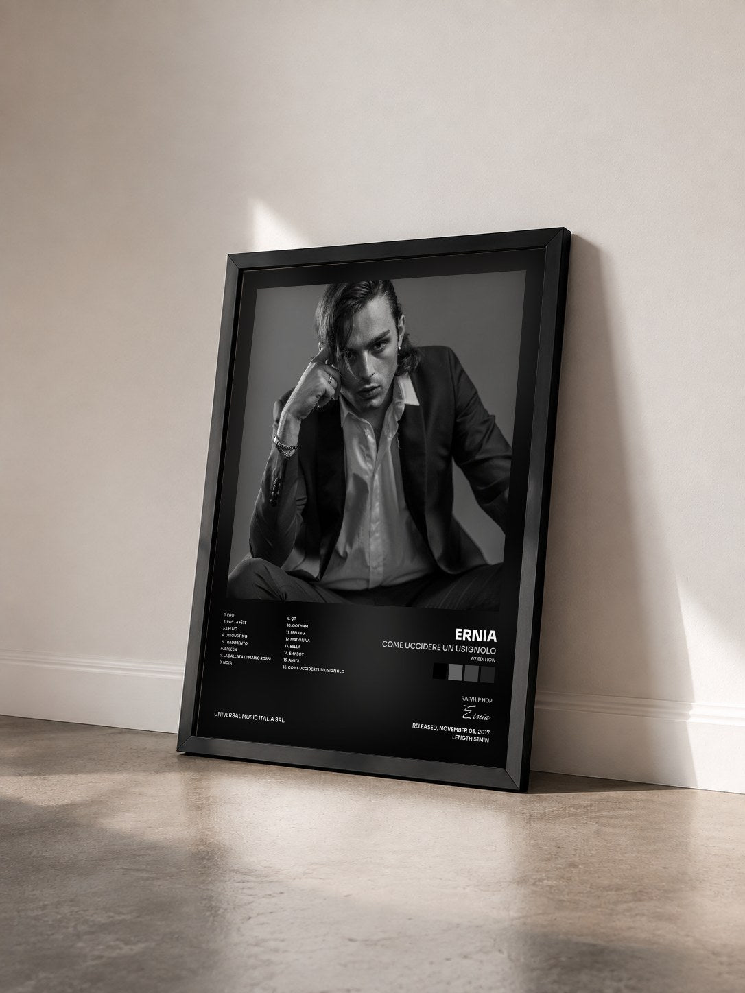 #noir Tableau de l'album Come Uccidere Un Usignolo (67 Edition) de Ernia vu de trois quarts, cadre noir