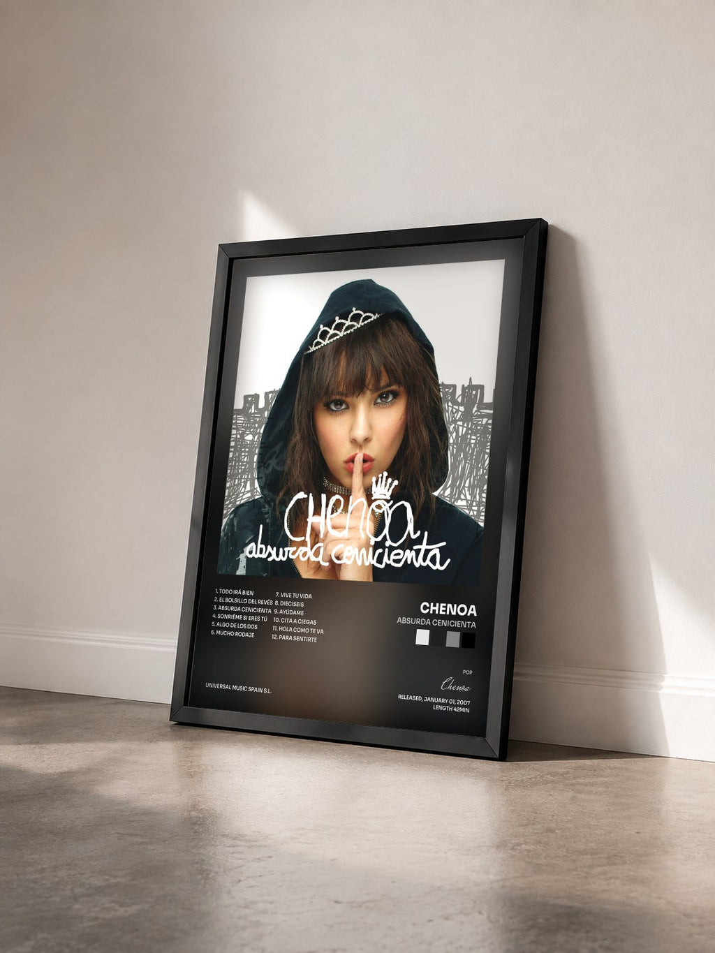 #noir Tableau de l'album Absurda Cenicienta de Chenoa vu de trois quarts, cadre noir