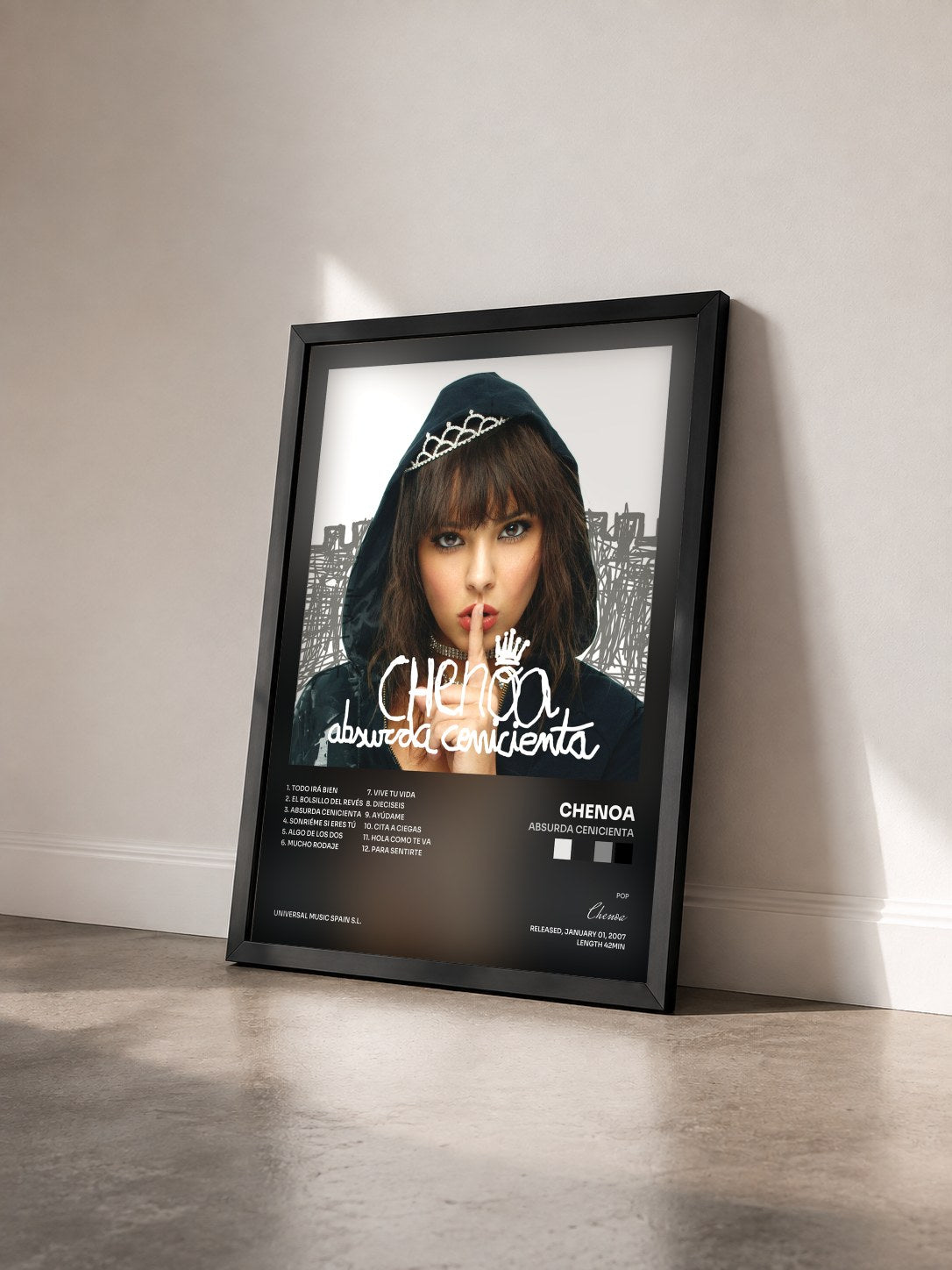 #noir Tableau de l'album Absurda Cenicienta de Chenoa vu de trois quarts, cadre noir
