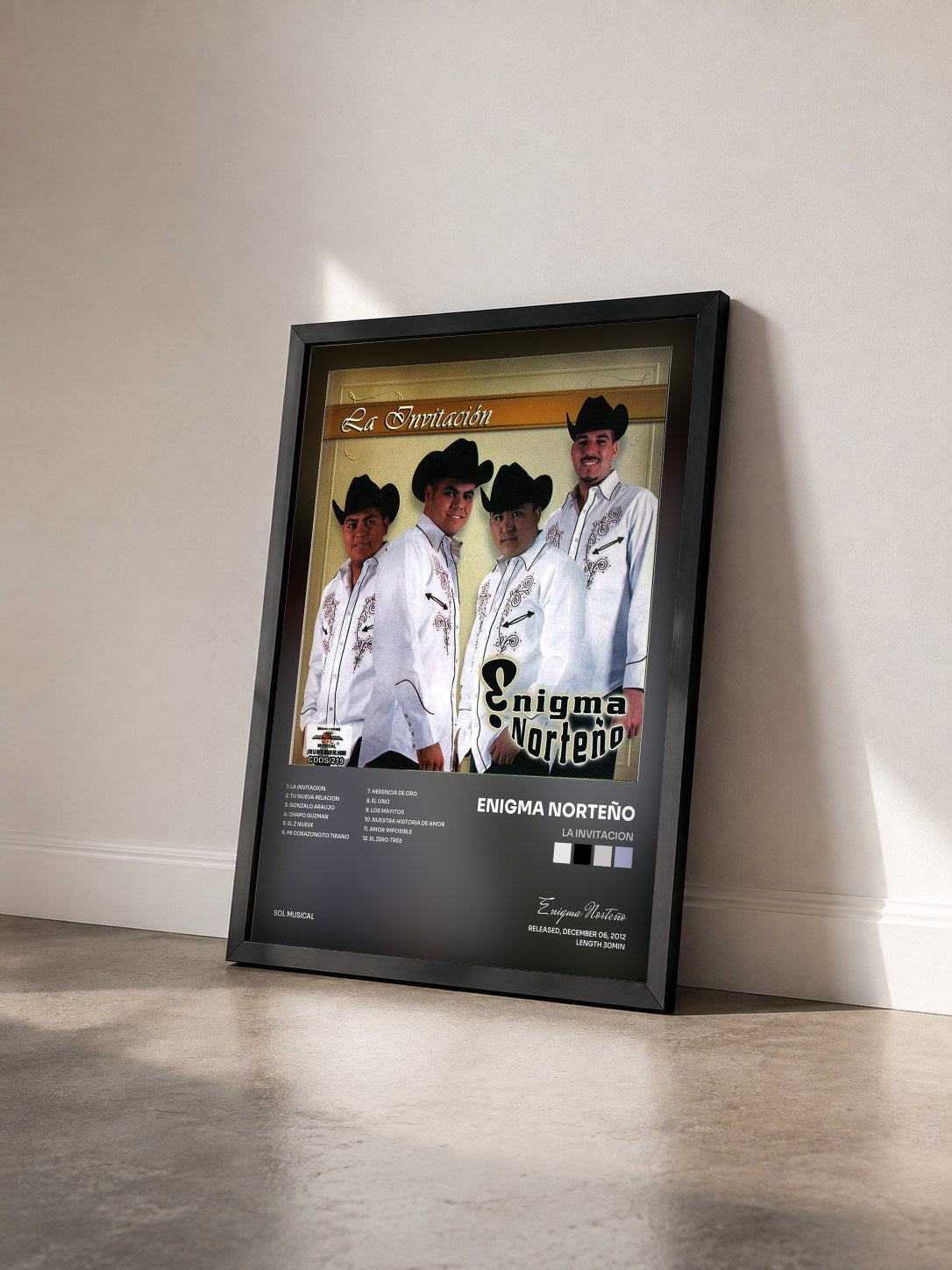 #noir Tableau de l'album La Invitacion de Enigma Norteño vu de trois quarts, cadre noir