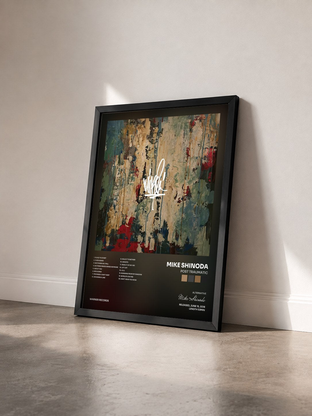 #noir Tableau de l'album Post Traumatic de Mike Shinoda vu de trois quarts, cadre noir