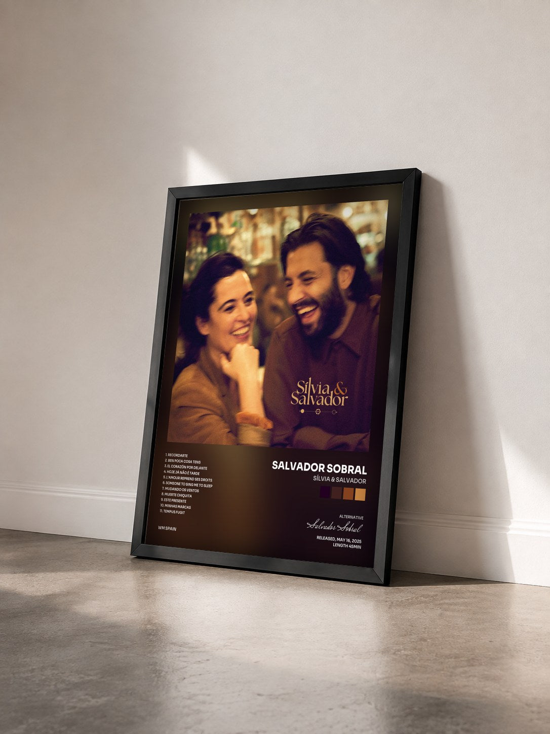 #noir Tableau de l'album Sílvia & Salvador de Salvador Sobral vu de trois quarts, cadre noir