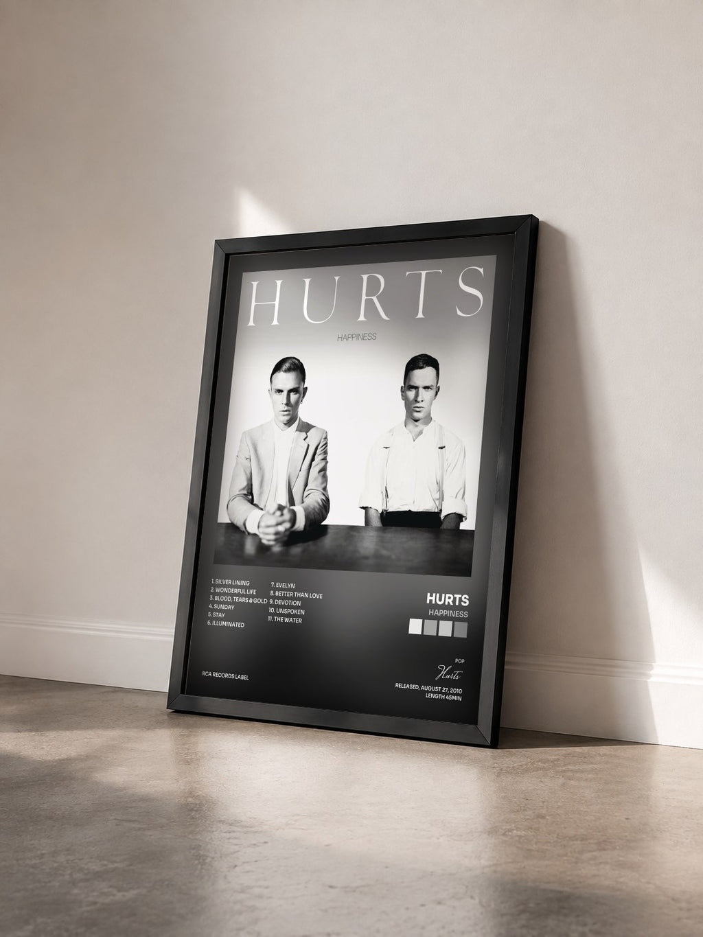 #noir Tableau de l'album Happiness de Hurts vu de trois quarts, cadre noir