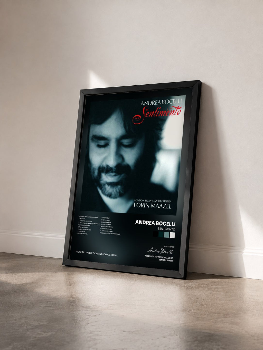 #noir Tableau de l'album Sentimento de Andrea Bocelli vu de trois quarts, cadre noir