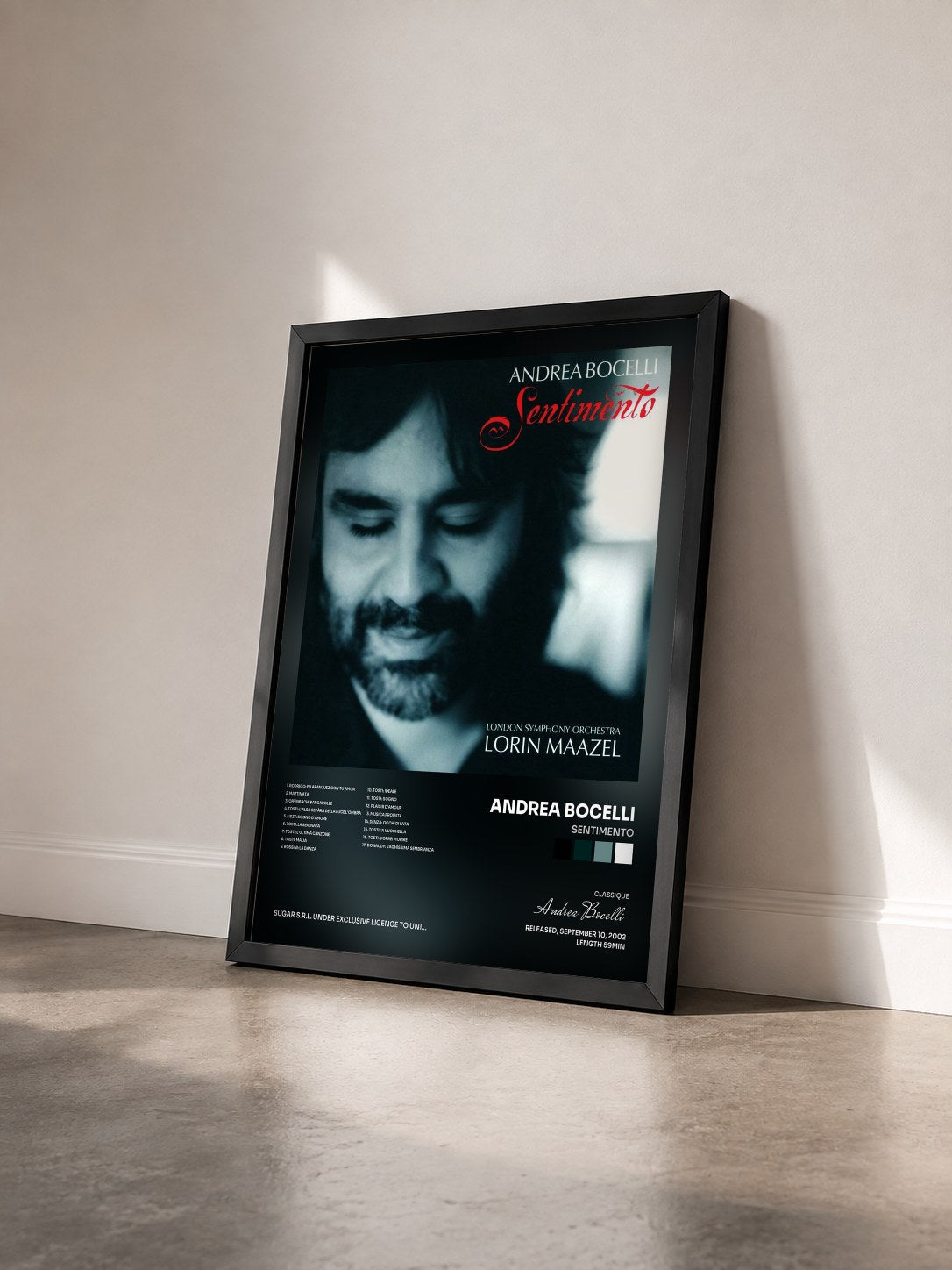 #noir Tableau de l'album Sentimento de Andrea Bocelli vu de trois quarts, cadre noir