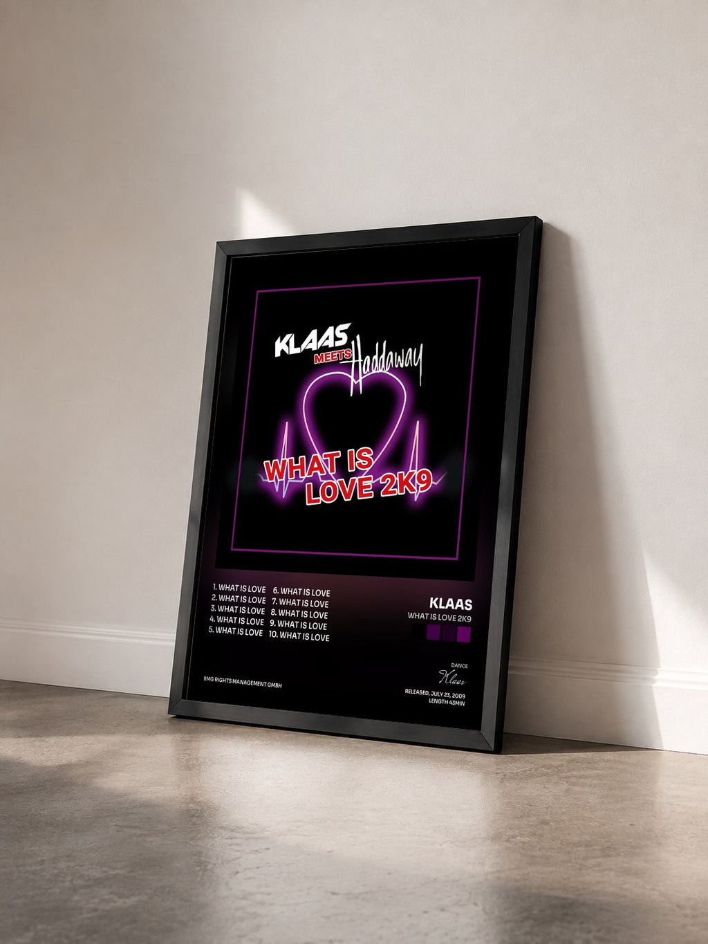#noir Tableau de l'album What Is Love 2K9 de Klaas vu de trois quarts, cadre noir