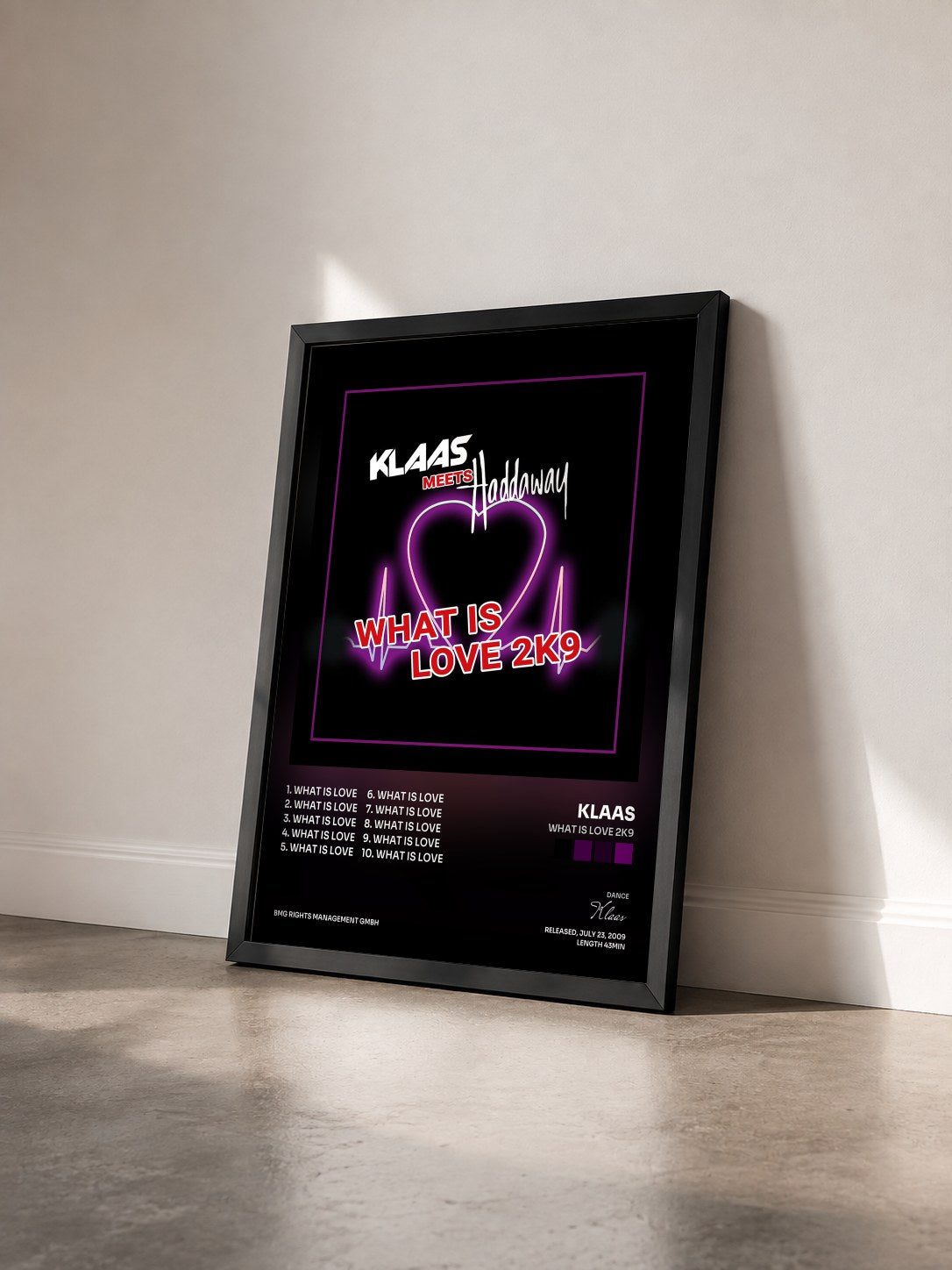 #noir Tableau de l'album What Is Love 2K9 de Klaas vu de trois quarts, cadre noir