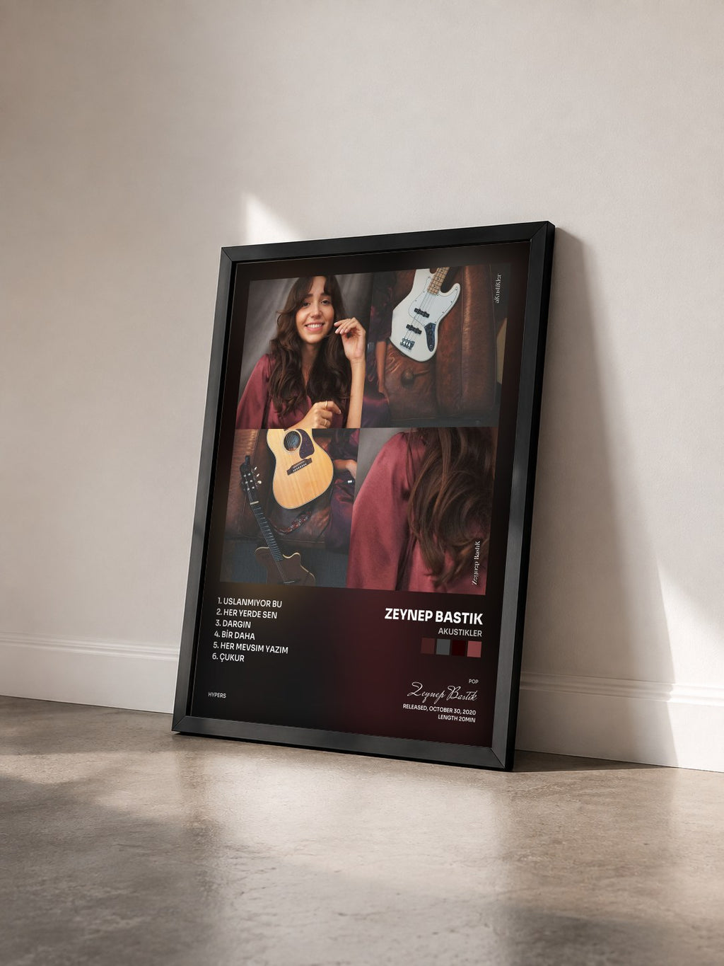 #noir Tableau de l'album Akustikler de Zeynep Bastık vu de trois quarts, cadre noir
