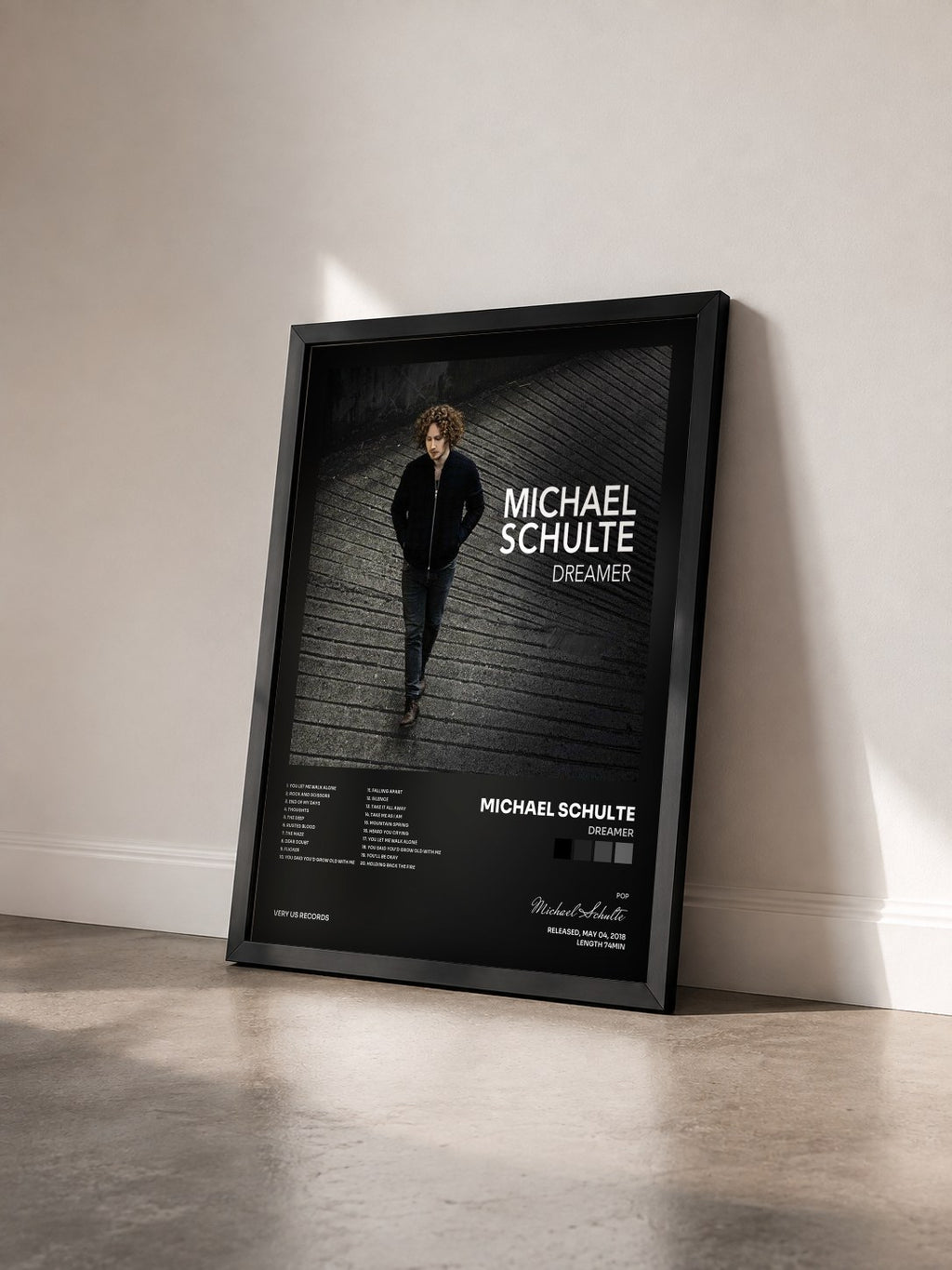 #noir Tableau de l'album Dreamer de Michael Schulte vu de trois quarts, cadre noir