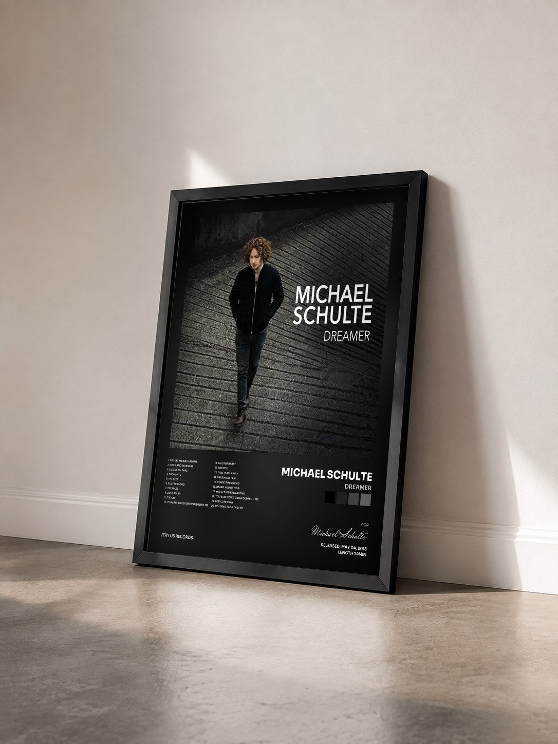 #noir Tableau de l'album Dreamer de Michael Schulte vu de trois quarts, cadre noir