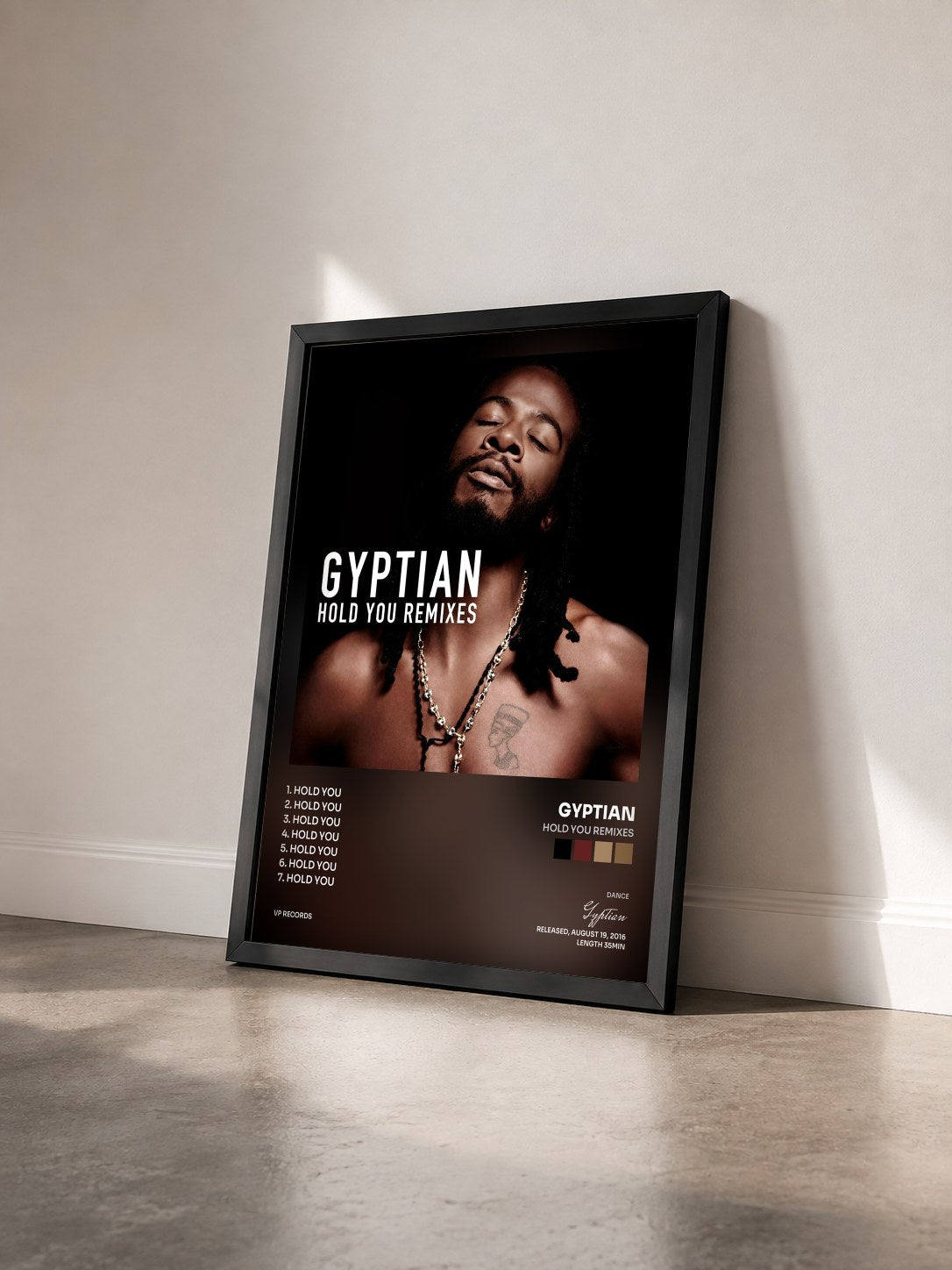 #noir Tableau de l'album Hold You Remixes de Gyptian vu de trois quarts, cadre noir