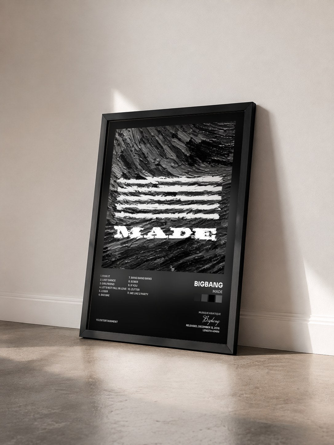 #noir Tableau de l'album MADE de Bigbang vu de trois quarts, cadre noir
