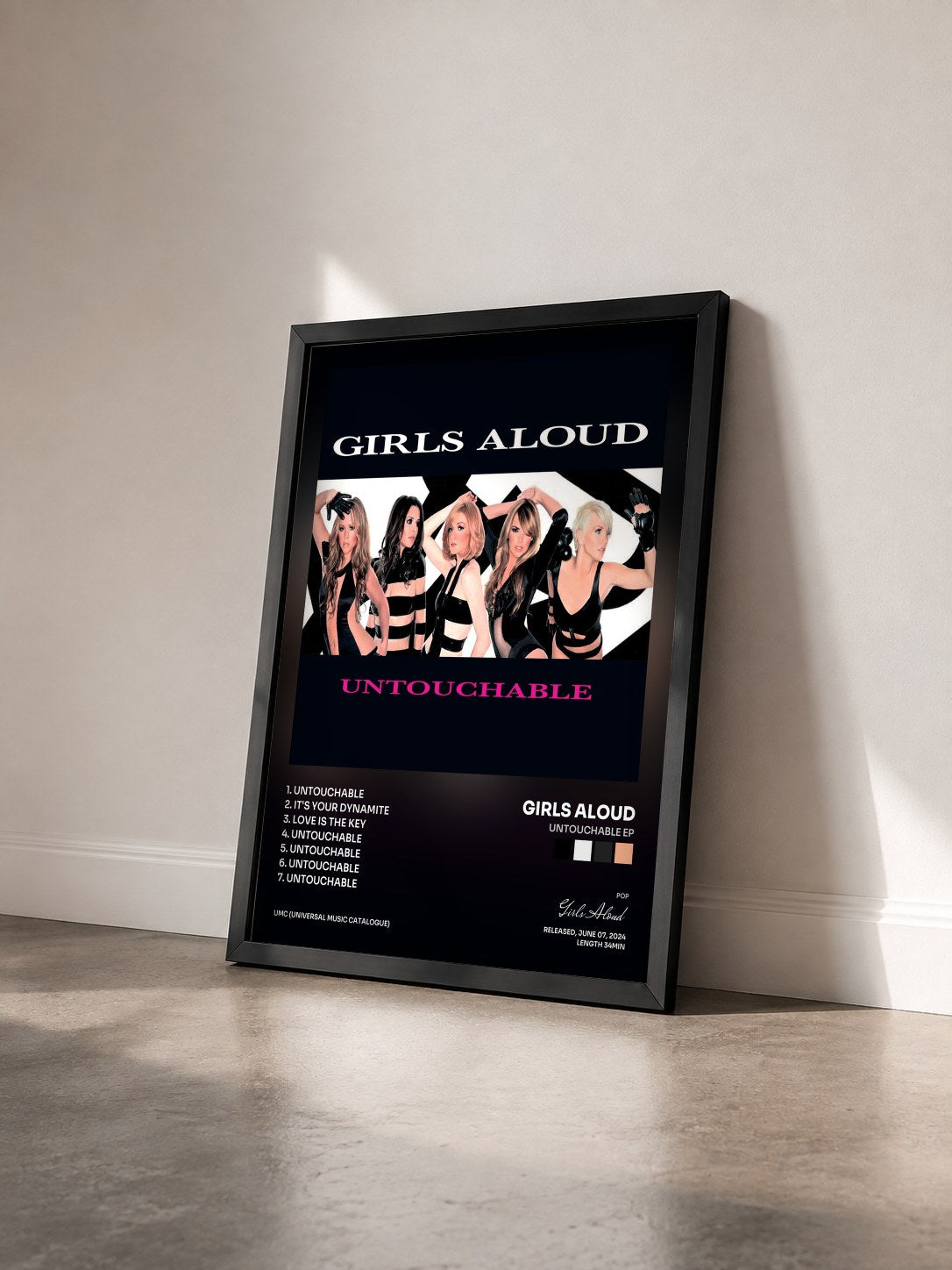#noir Tableau de l'album Untouchable EP de Girls Aloud vu de trois quarts, cadre noir