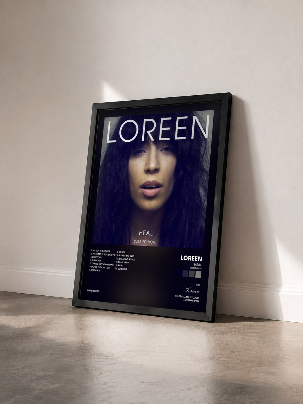 #noir Tableau de l'album Heal (2013 Edition) de Loreen vu de trois quarts, cadre noir