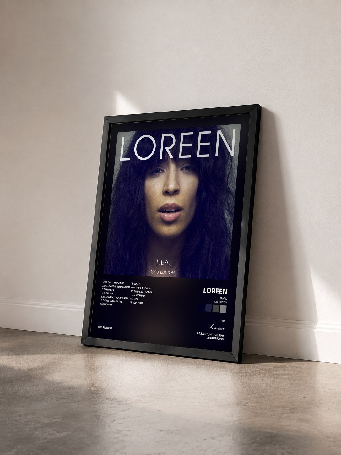 #noir Tableau de l'album Heal (2013 Edition) de Loreen vu de trois quarts, cadre noir