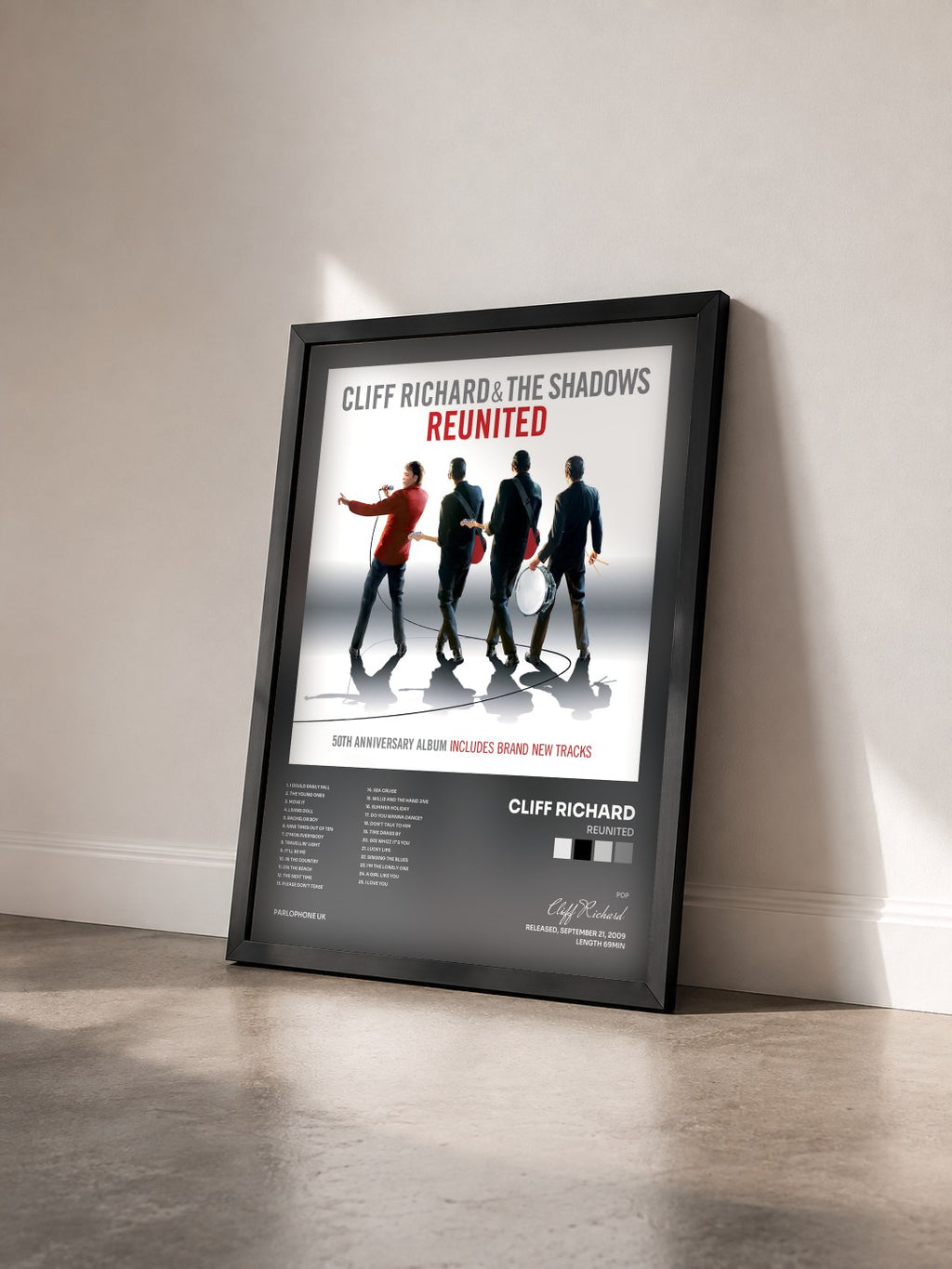 #noir Tableau de l'album Reunited de Cliff Richard vu de trois quarts, cadre noir