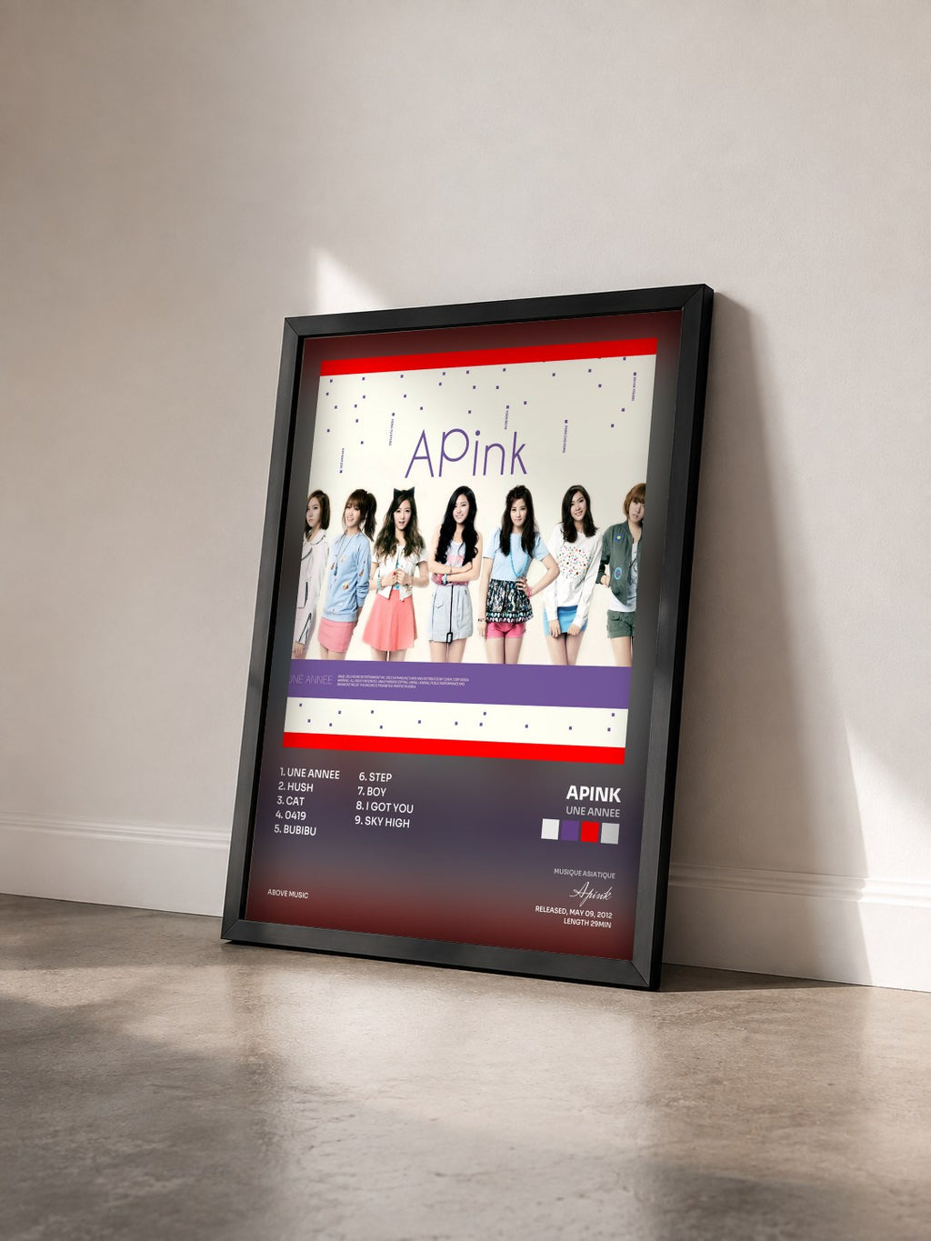 #noir Tableau de l'album UNE ANNEE de Apink vu de trois quarts, cadre noir