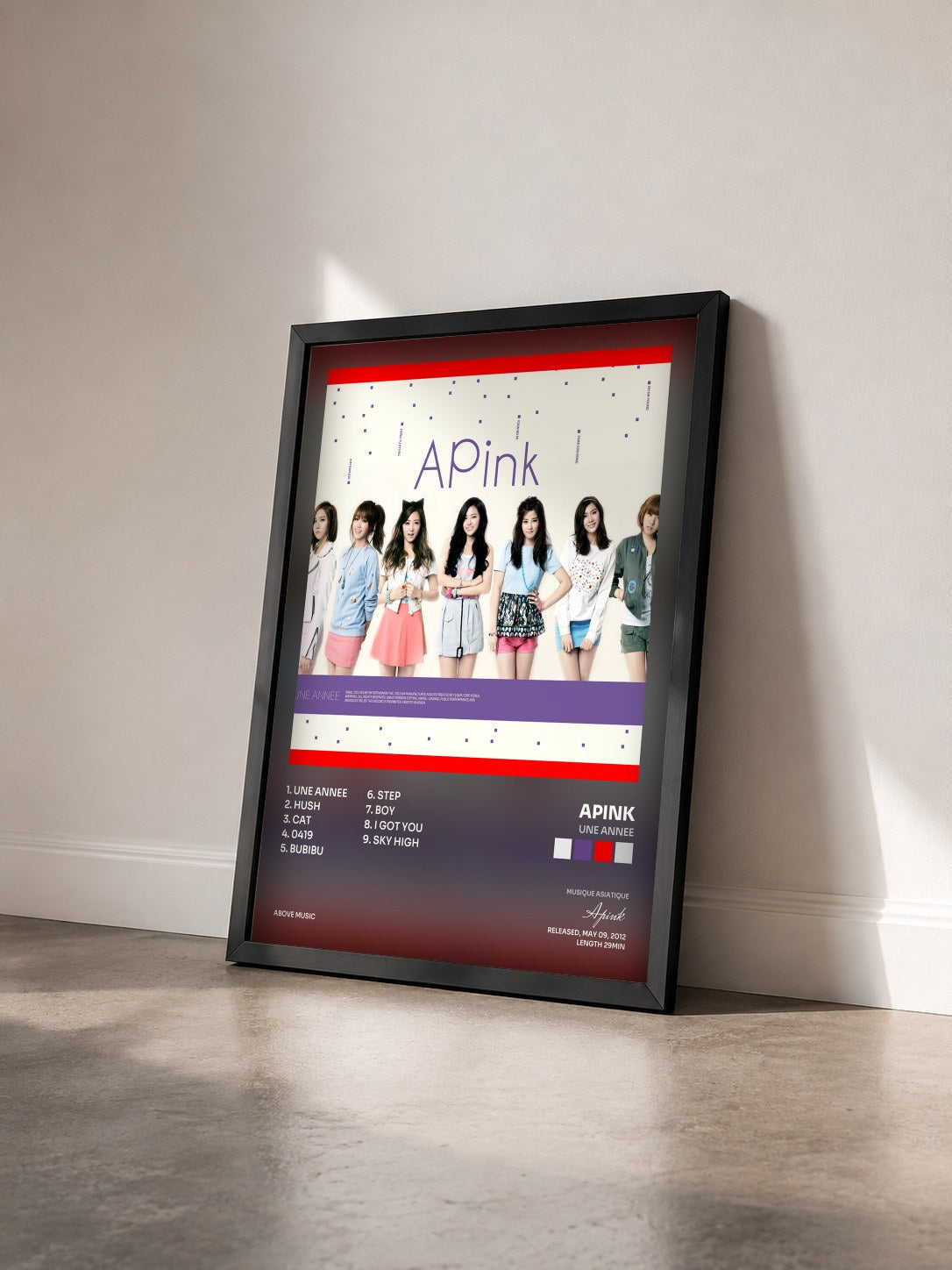 #noir Tableau de l'album UNE ANNEE de Apink vu de trois quarts, cadre noir