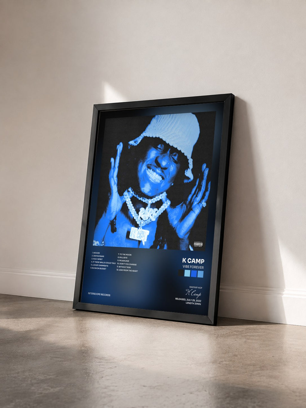 #noir Tableau de l'album Vibe Forever de K Camp vu de trois quarts, cadre noir