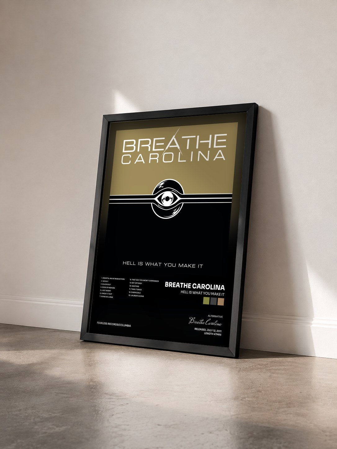 #noir Tableau de l'album Hell Is What You Make It de Breathe Carolina vu de trois quarts, cadre noir