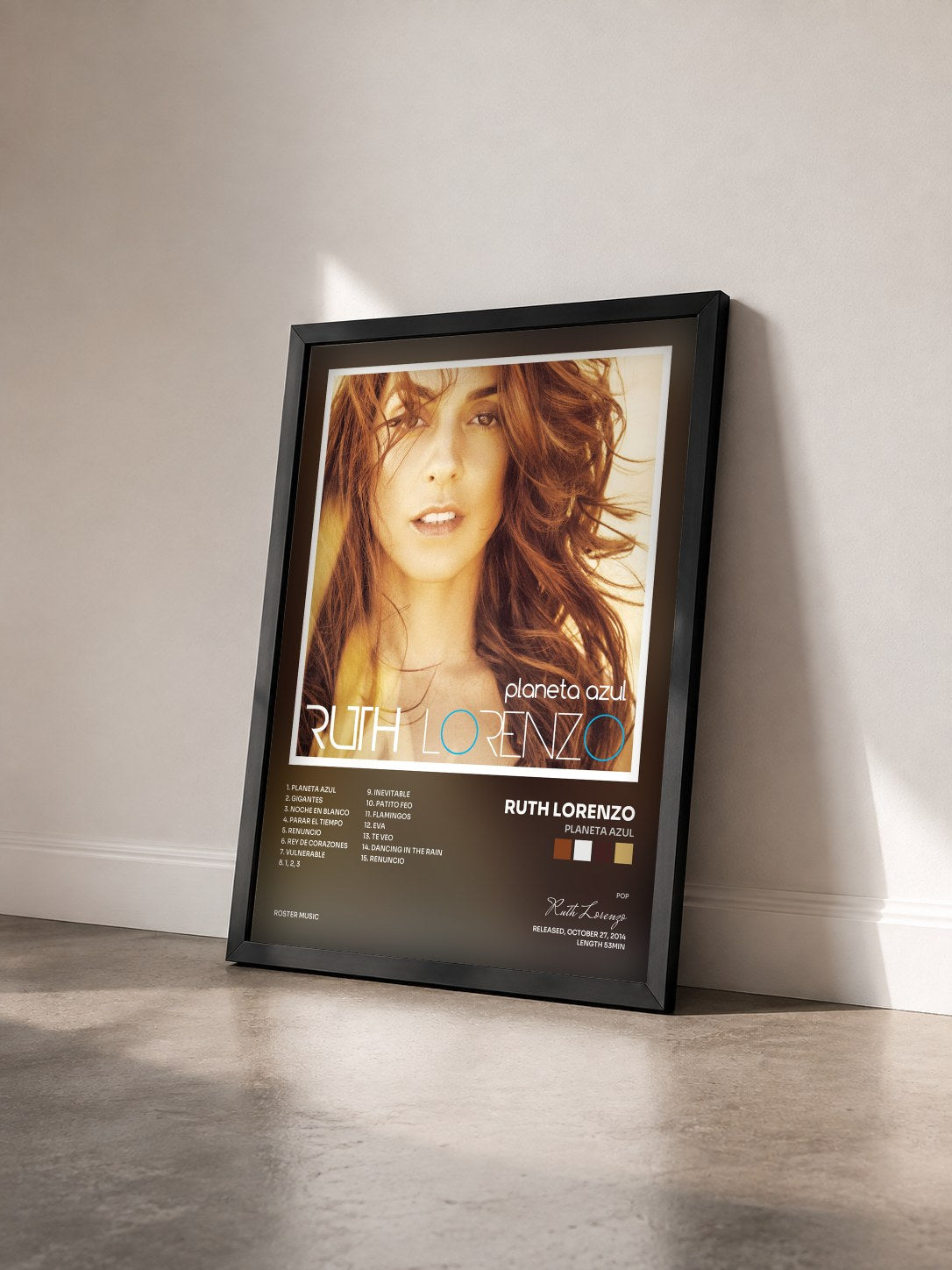 #noir Tableau de l'album Planeta Azul de Ruth Lorenzo vu de trois quarts, cadre noir