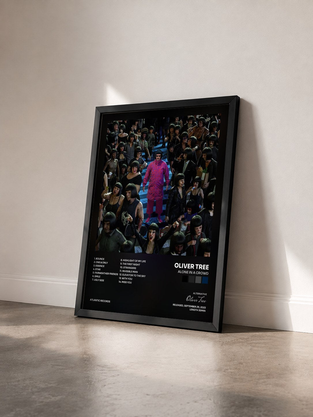 #noir Tableau de l'album Alone In A Crowd de Oliver Tree vu de trois quarts, cadre noir