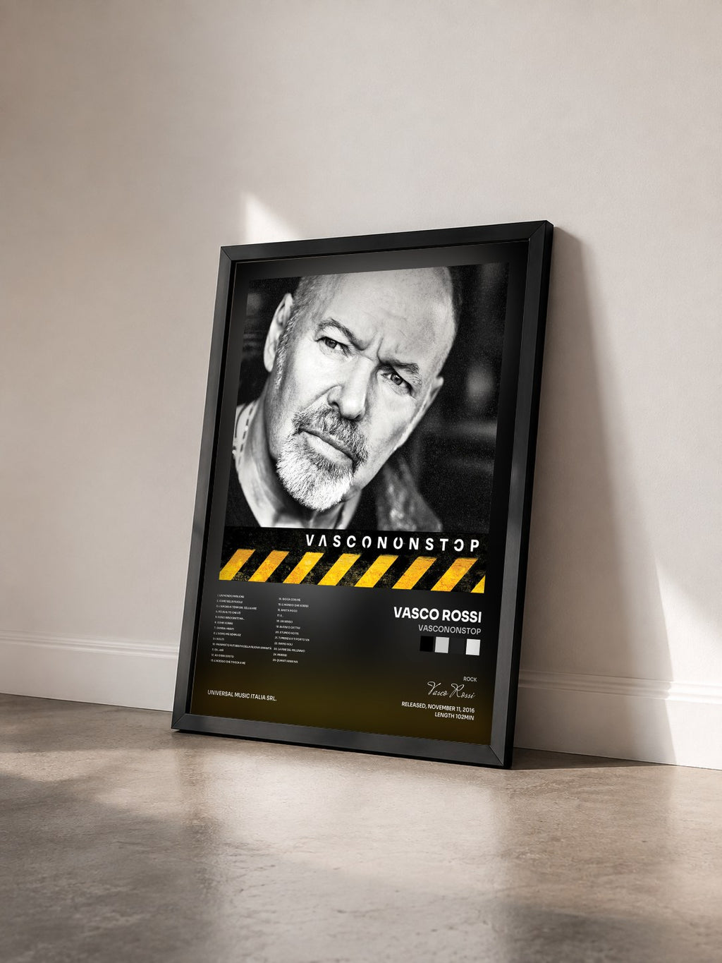 #noir Tableau de l'album VASCONONSTOP de Vasco Rossi vu de trois quarts, cadre noir