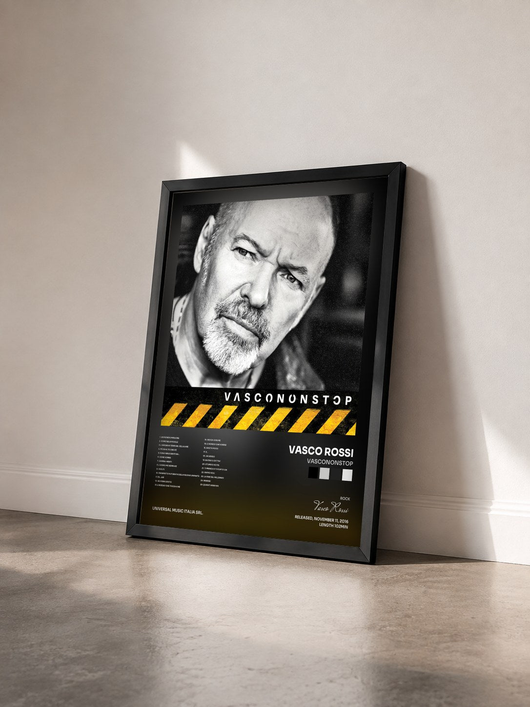 #noir Tableau de l'album VASCONONSTOP de Vasco Rossi vu de trois quarts, cadre noir