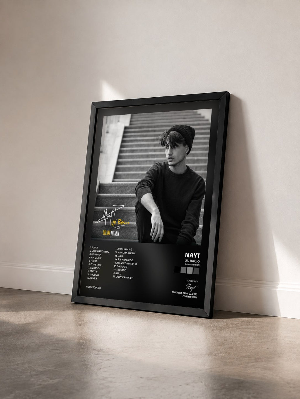 #noir Tableau de l'album Un bacio (Deluxe Edition) de Nayt vu de trois quarts, cadre noir