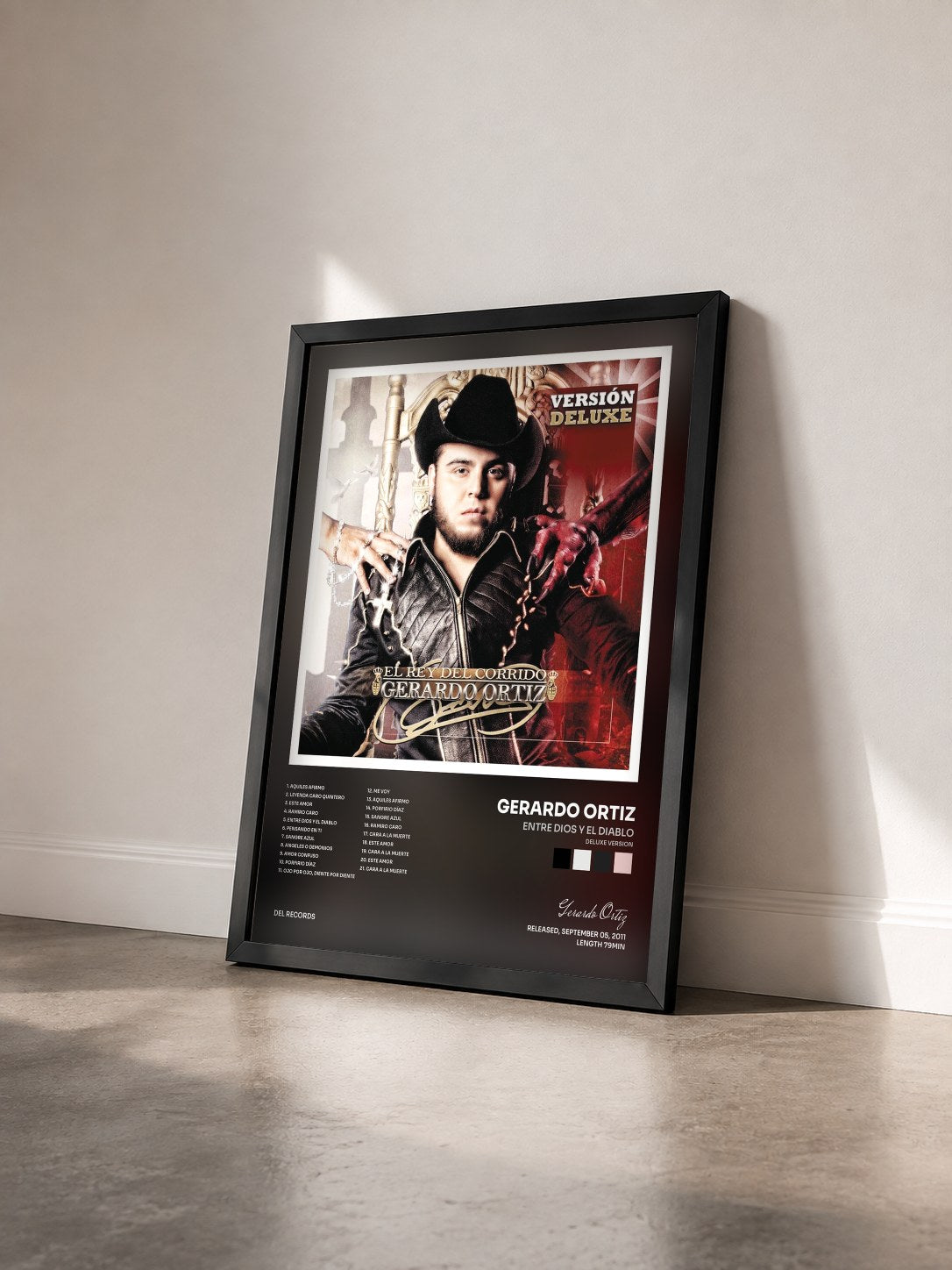 #noir Tableau de l'album Entre Dios y El Diablo (Deluxe Version) de Gerardo Ortiz vu de trois quarts, cadre noir