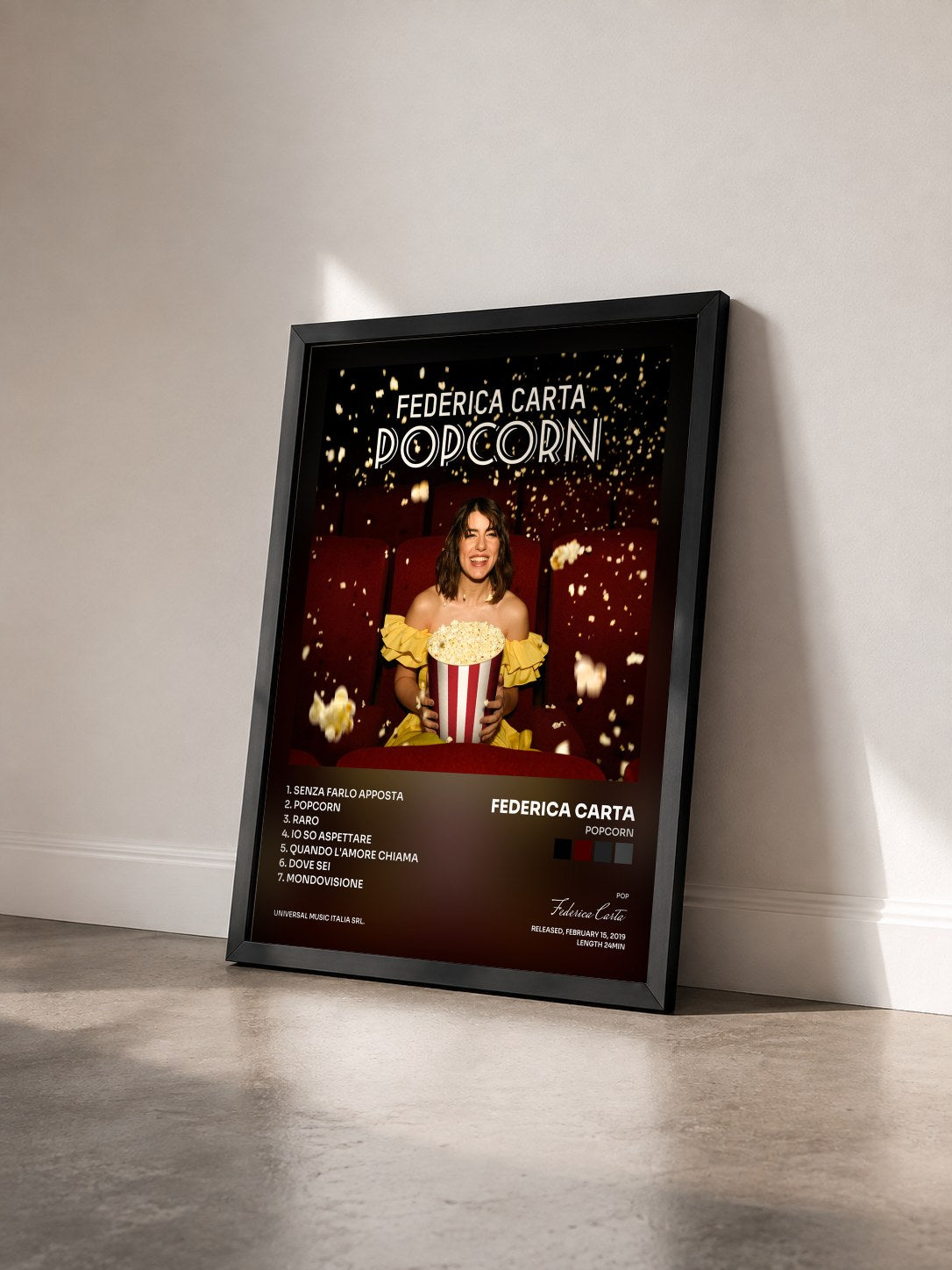 #noir Tableau de l'album Popcorn de Federica Carta vu de trois quarts, cadre noir