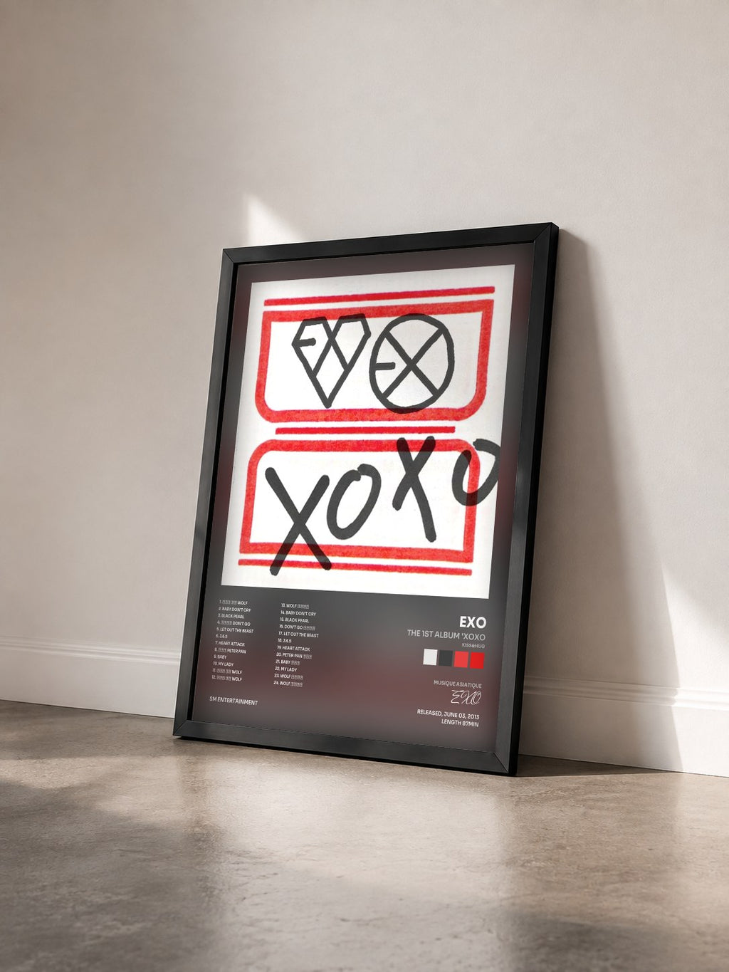 #noir Tableau de l'album The 1st Album 'XOXO (KISS&HUG)' de EXO vu de trois quarts, cadre noir