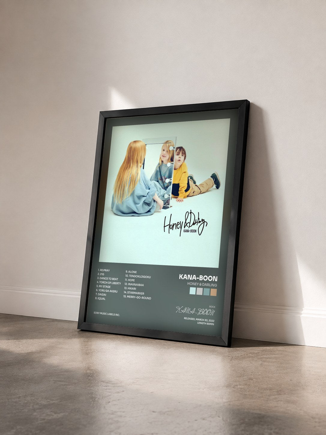 #noir Tableau de l'album Honey & Darling de KANA-BOON vu de trois quarts, cadre noir