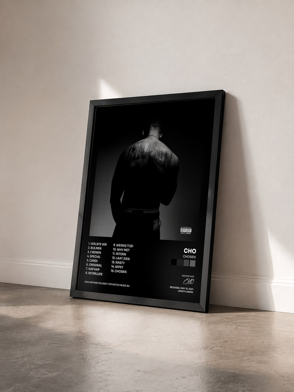 #noir Tableau de l'album CHOSEN de CHO vu de trois quarts, cadre noir