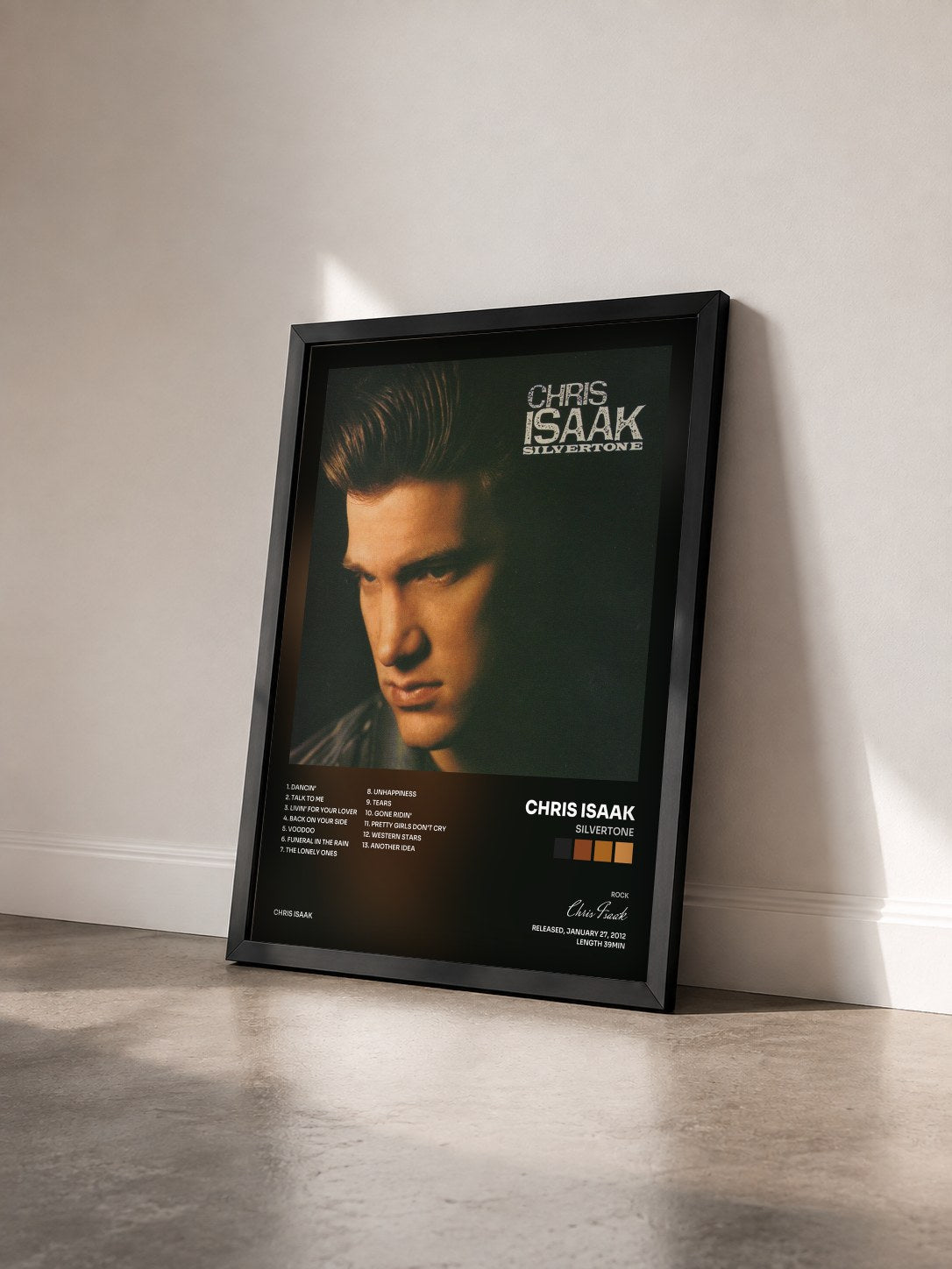 #noir Tableau de l'album Silvertone de Chris Isaak vu de trois quarts, cadre noir