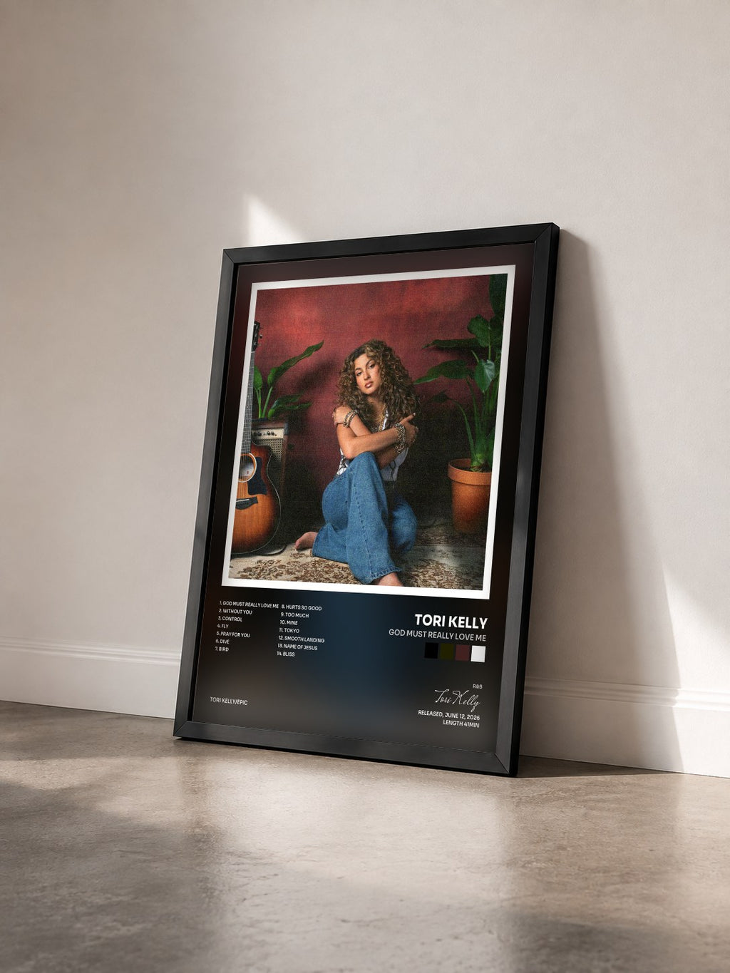#noir Tableau de l'album God Must Really Love Me de Tori Kelly vu de trois quarts, cadre noir