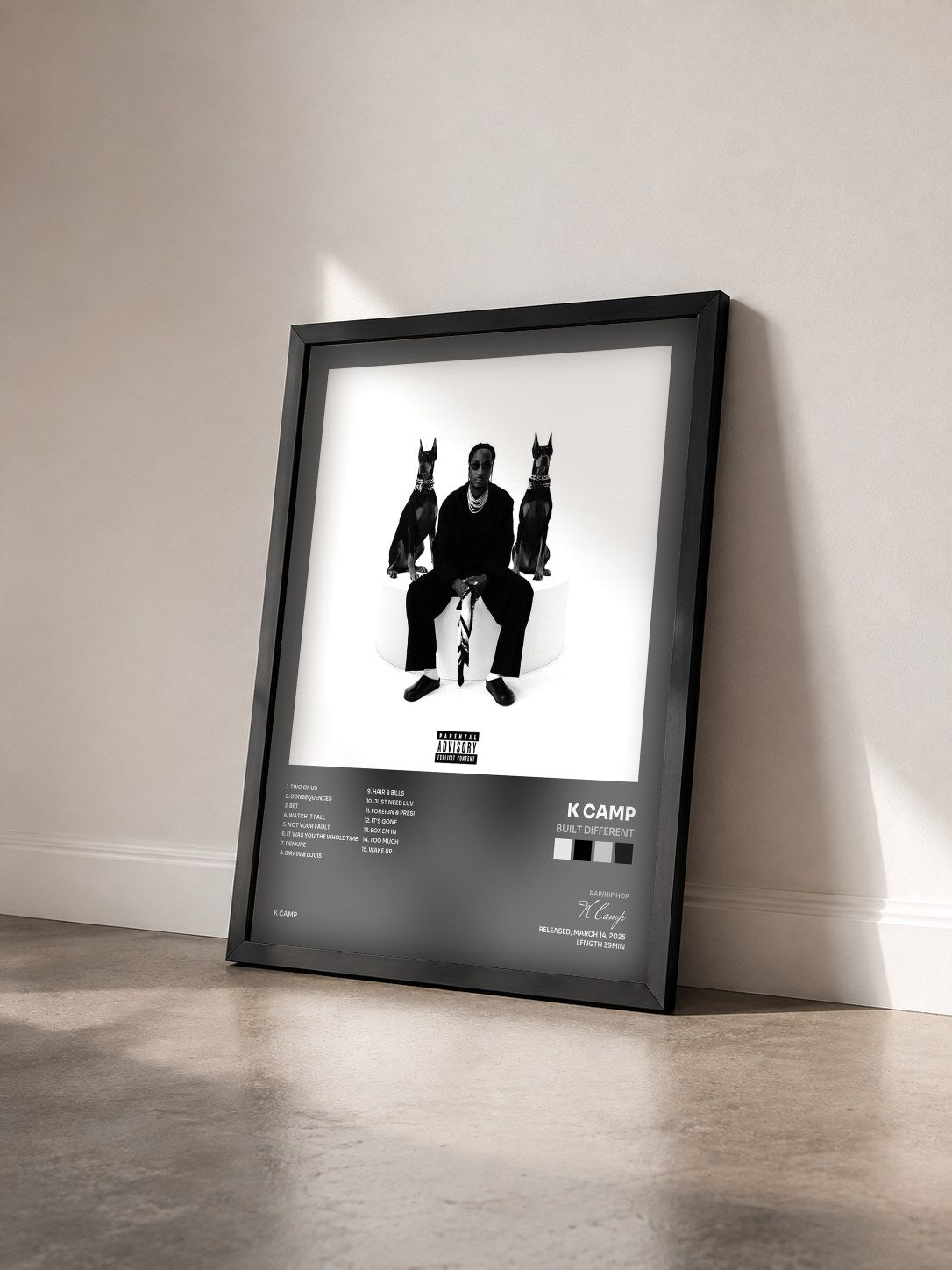 #noir Tableau de l'album Built Different de K Camp vu de trois quarts, cadre noir