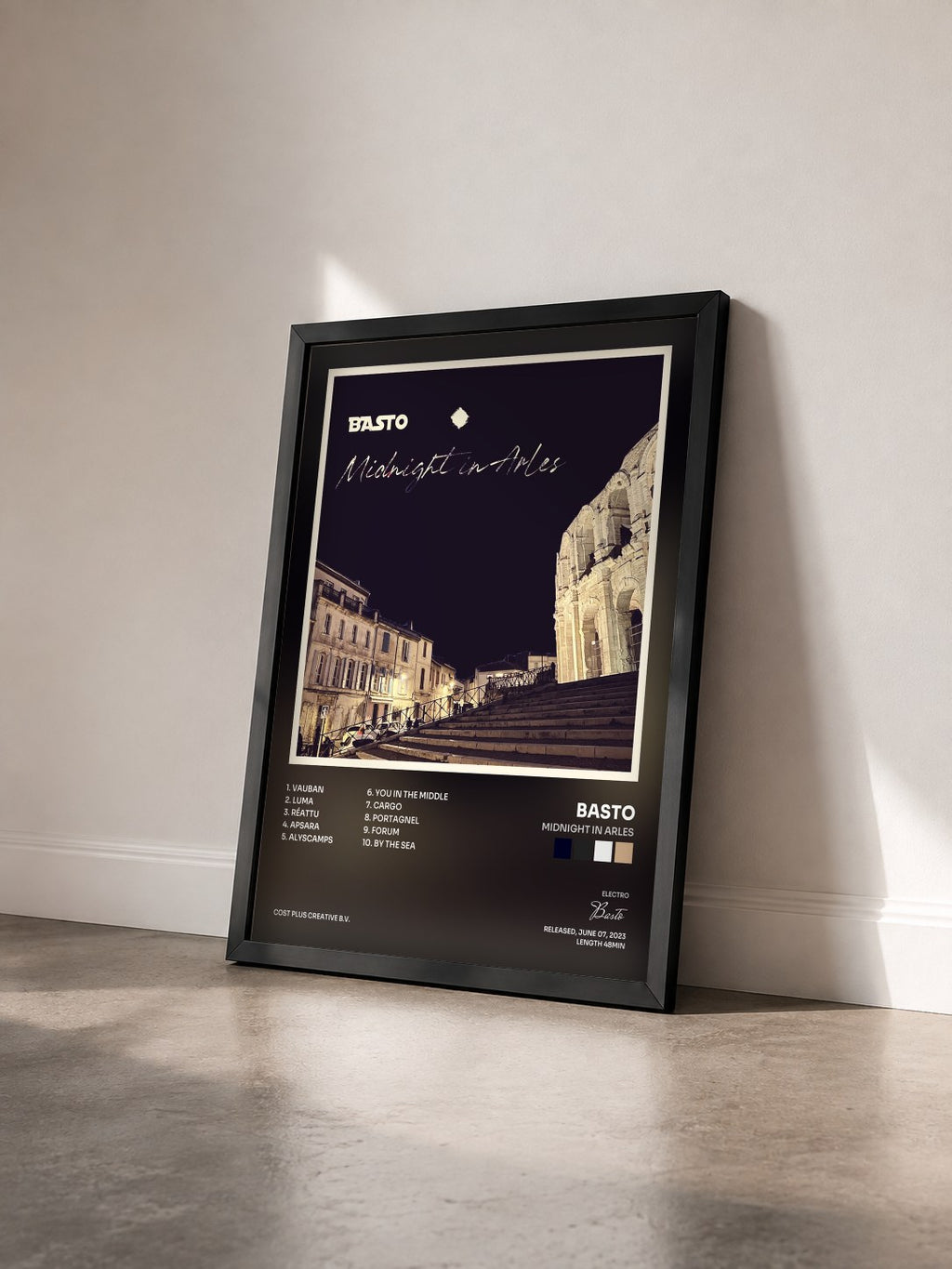 #noir Tableau de l'album Midnight in Arles de Basto vu de trois quarts, cadre noir