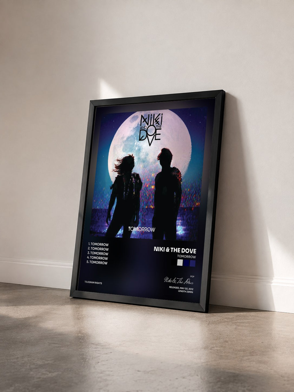 #noir Tableau de l'album Tomorrow de Niki & The Dove vu de trois quarts, cadre noir