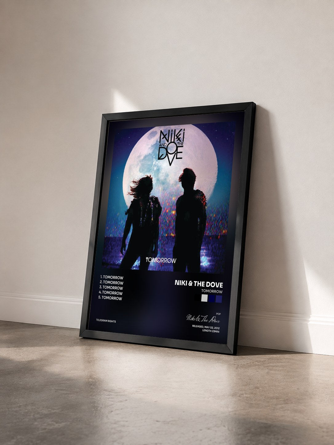 #noir Tableau de l'album Tomorrow de Niki & The Dove vu de trois quarts, cadre noir