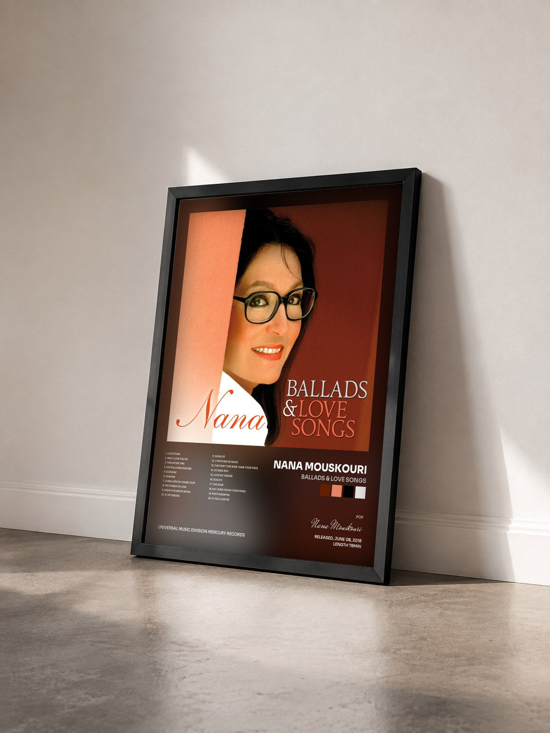 #noir Tableau de l'album Ballads & Love Songs de Nana Mouskouri vu de trois quarts, cadre noir