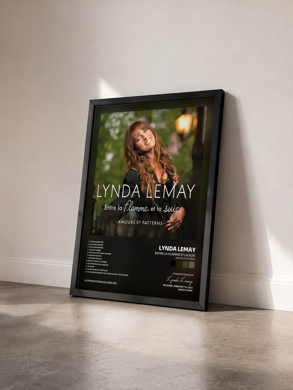 #noir Tableau de l'album Entre la flamme et la suie (amours et patterns) de Lynda Lemay vu de trois quarts, cadre noir
