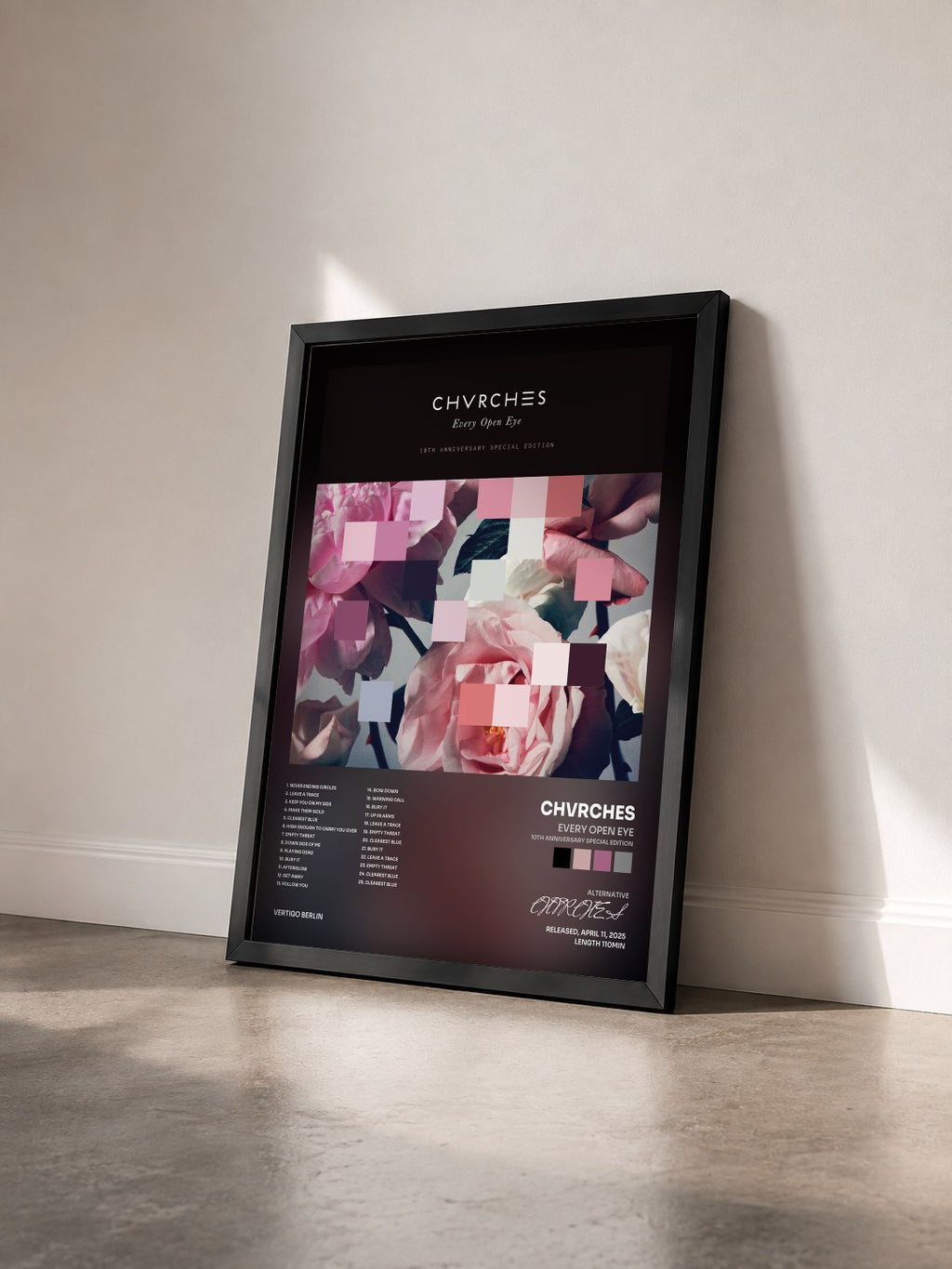 #noir Tableau de l'album Every Open Eye (10th Anniversary Special Edition) de CHVRCHES vu de trois quarts, cadre noir