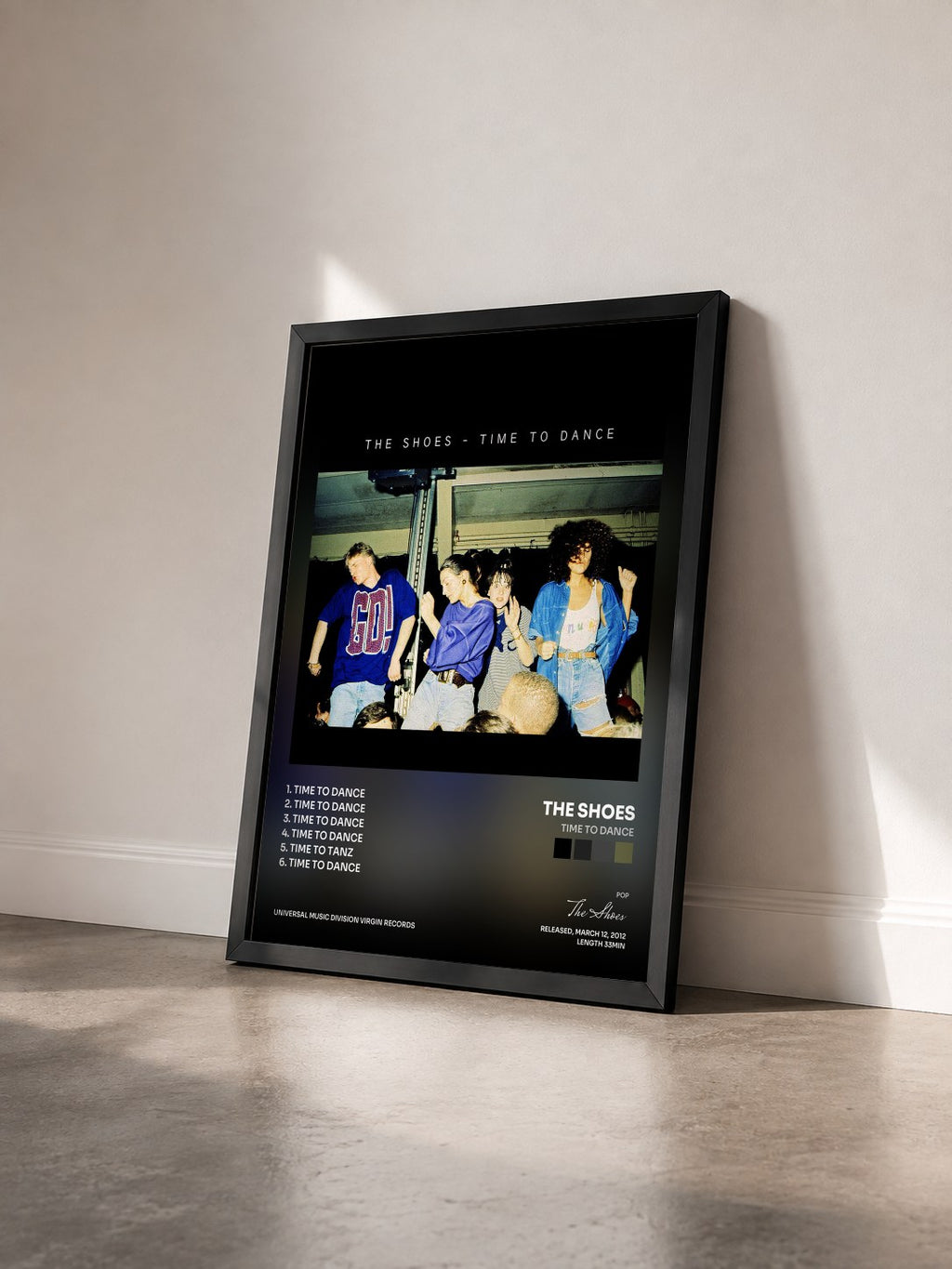 #noir Tableau de l'album Time To Dance de The Shoes vu de trois quarts, cadre noir