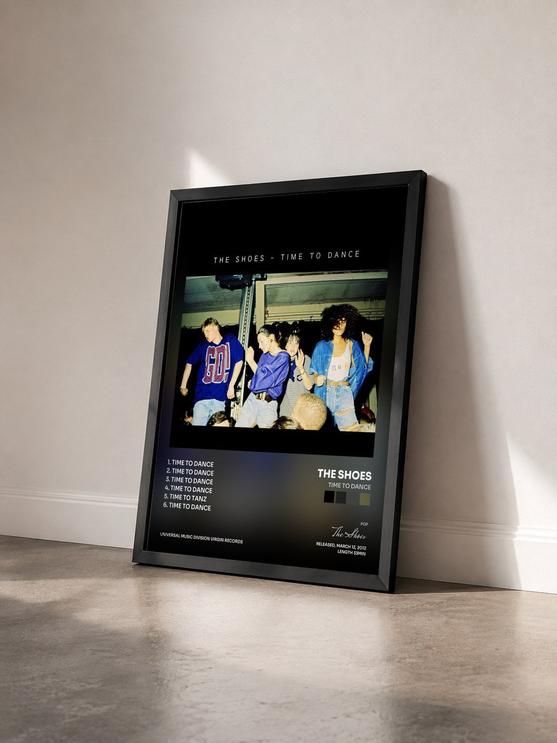 #noir Tableau de l'album Time To Dance de The Shoes vu de trois quarts, cadre noir
