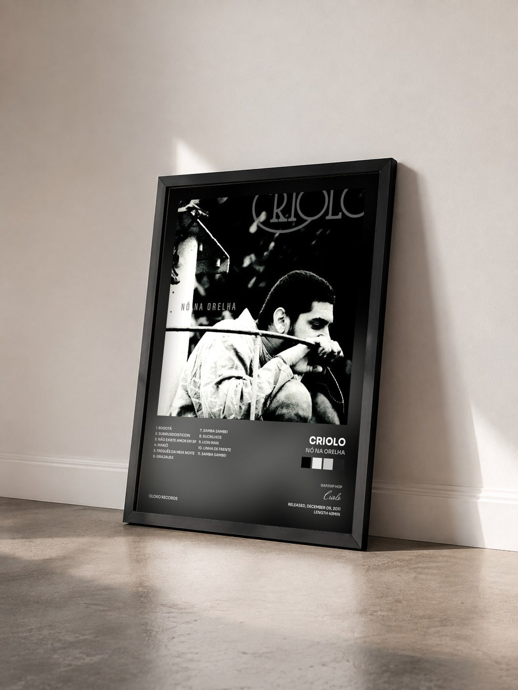 #noir Tableau de l'album Nó na Orelha de Criolo vu de trois quarts, cadre noir