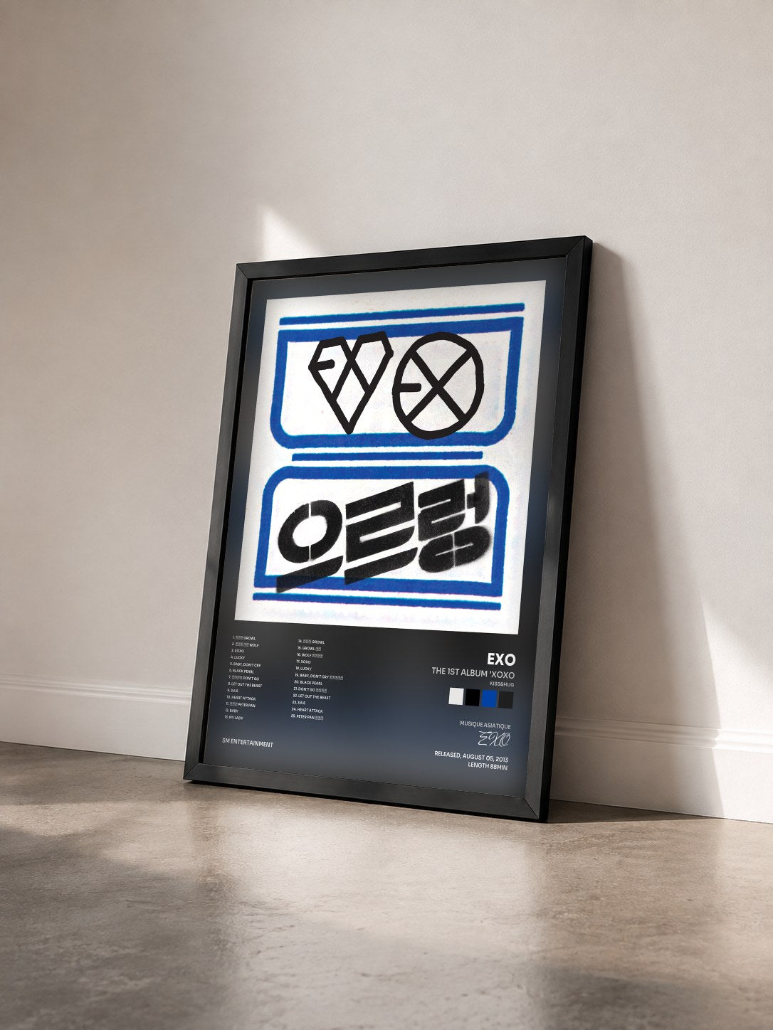 #noir Tableau de l'album The 1st Album 'XOXO (Kiss&Hug)' Repackage de EXO vu de trois quarts, cadre noir