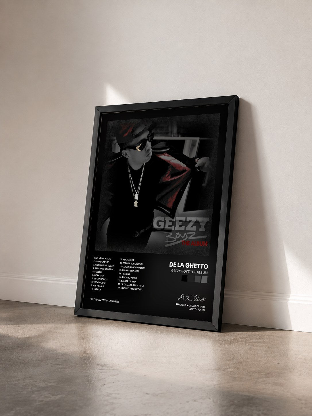 #noir Tableau de l'album Geezy Boyz The Album de De La Ghetto vu de trois quarts, cadre noir